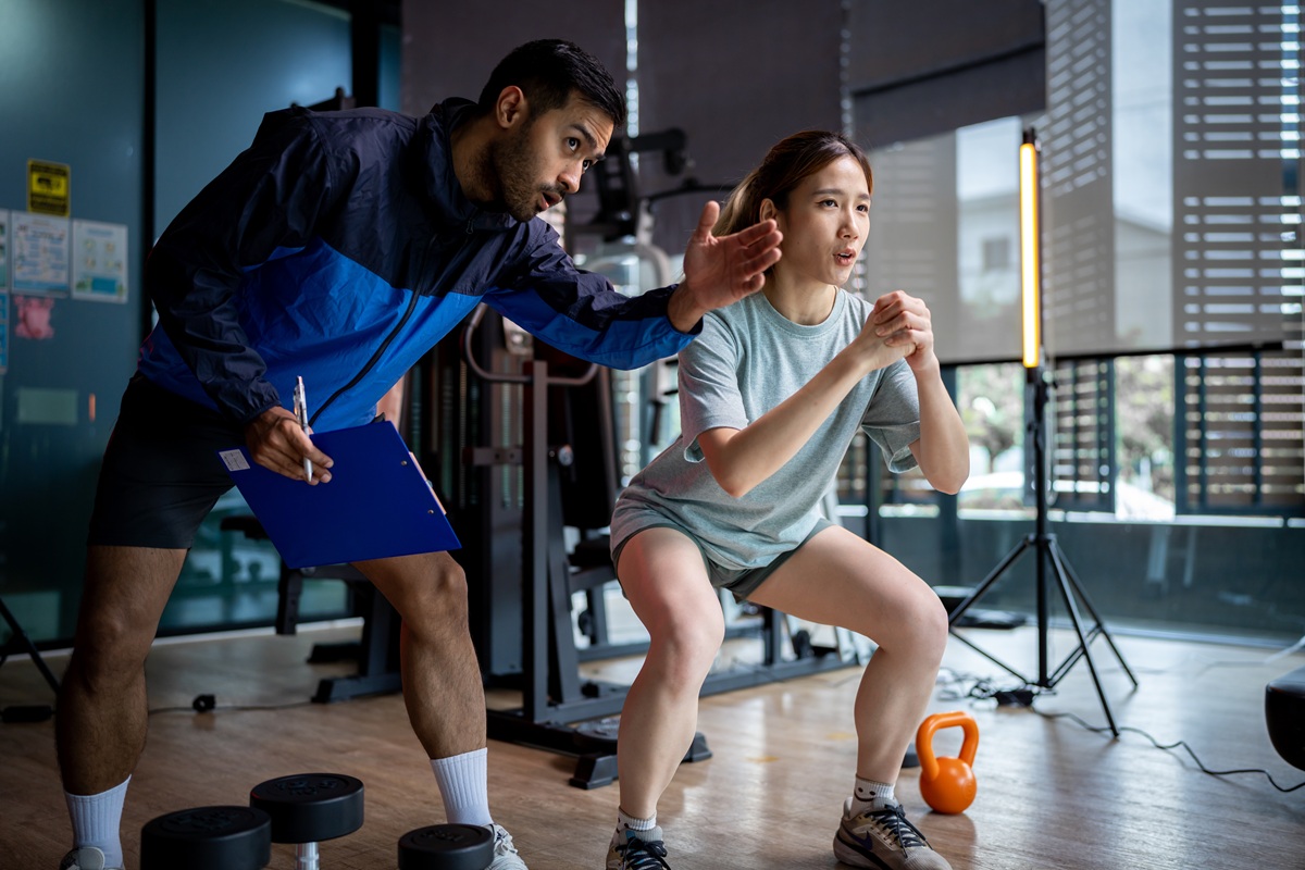 how does a personal trainer help you stay consistent