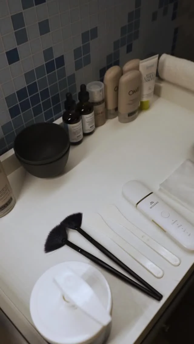 Our Men’s Express Facial addresses skin tone, texture and overall clarity with a focus on exfoliation. Exfoliation helps reduce ingrown hairs and shaving irritation for a smoother, healthier complexion.